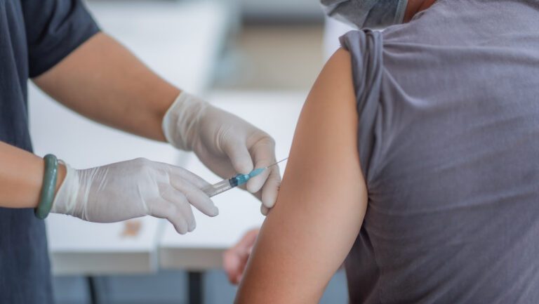 Adolescentii vasluieni, invitati la vaccinare
