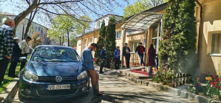 Aglomeratie la Centrul de vaccinare de la Clubul Pensionarilor!