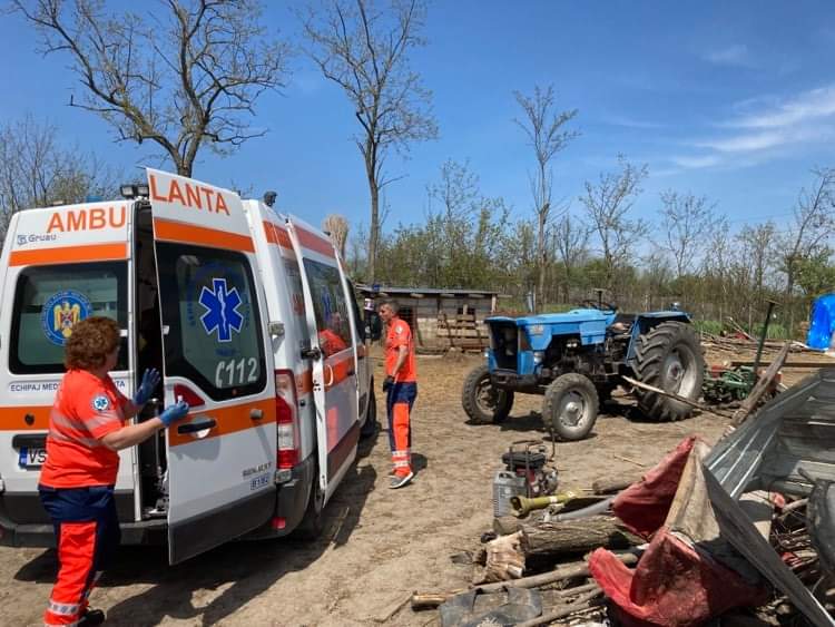 Accident grav în comuna Gãgești! Doi bãrbați, prinși sub tractorul pe care-l reparau!