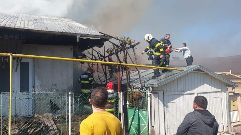 Incendiul din cartierul Deal, cel mai mare din istoria recentã a ISU Vaslui! Flãcãrile au cuprins 2000 mp de locuinte