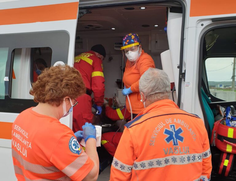 O femeie a lesinat în fata Judecãtoriei Vaslui! A fost salvata de medici!