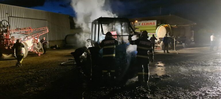 Tractor distrus de flãcãri, la Vetrisoaia