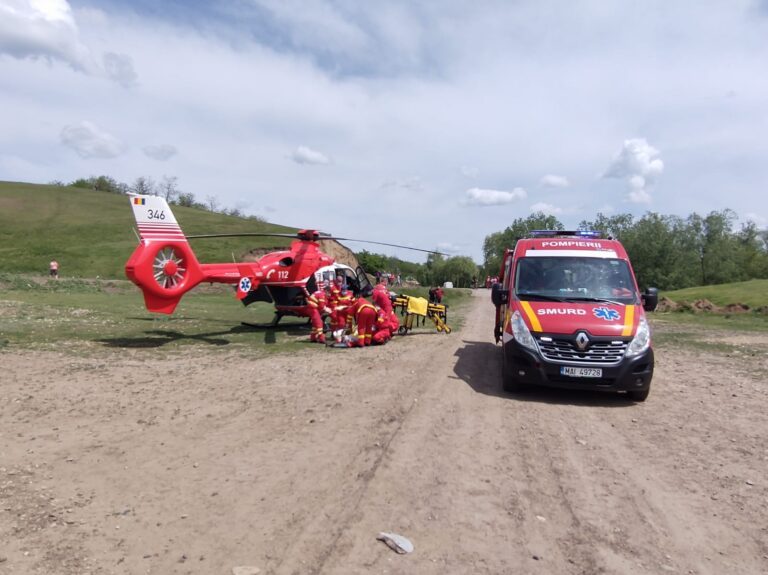 VIDEO Elicopter SMURD la Gura Idrici, comuna Roșiești! Medicii se luptă să salveze viața unei femei de 42 de ani, cu arsuri pe 60% din suprafața corpului!