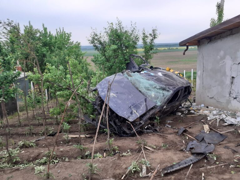 SEARA TRECUTĂ Accident GRAV la granița cu județul Iași! Pompierii hușeni au salvat viața unei persoane încarcerate în urma accidentului!