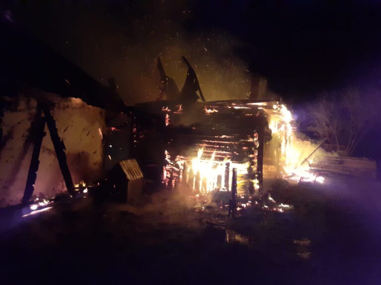 Incendiu DEVASTATOR la Docani, Vinderei! Scenă șocantă în curtea în care s-a produs incendiul! Și-a dat singur foc la casă!