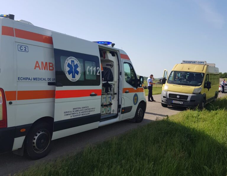 Accident grav la Iana! Minor de 7 ani lovit de microbuzul scolar