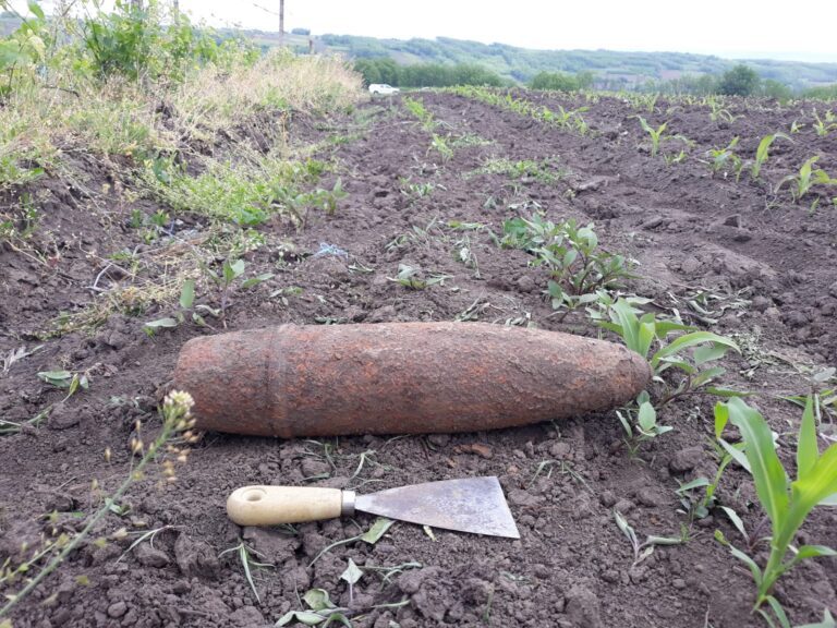 Pericol la Rosiesti! O bomba descoperita în timpul unor munci agricole