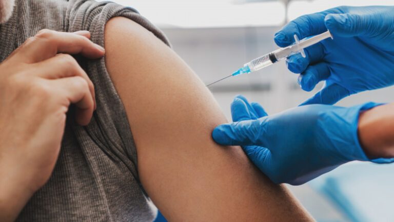 Se schimbã regulile vaccinãrii. De vineri, ne putem vaccina si fãrã programare