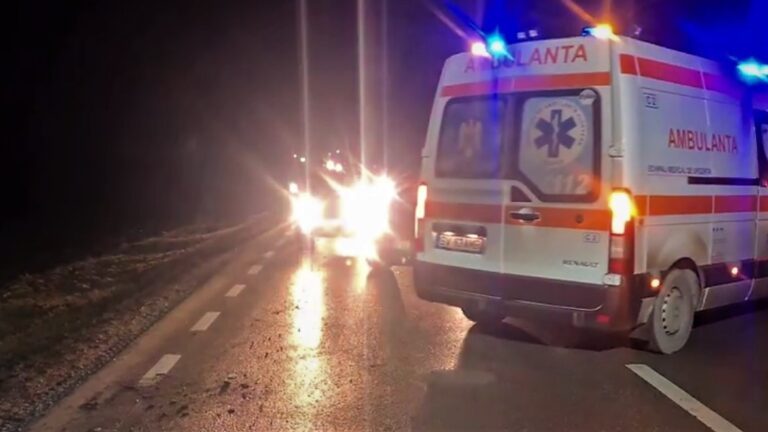 O femeie a zburat prin geamul mașinii! Autoturismul s-a răsturnat în poarta Stațiunii de Cercetări de la Perieni!