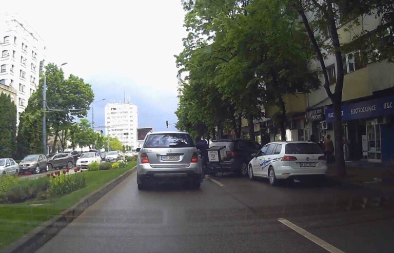 VIDEO Incident în centrul Vasluiului! Biciclist tupeist, aproape să fie trântit de o mașină care circula regulamentar!