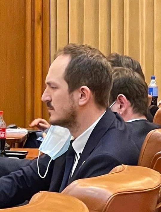 Ce șmecher e ”băiatul cu rucsacul”! Stă fără mască în Parlament, dar sare la gâtul colegilor parlamentari!