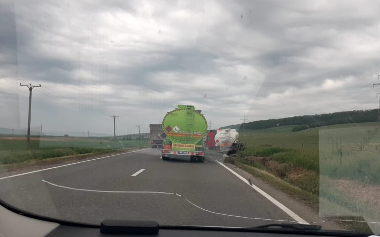 ACUM O cisternă din R. Moldova a ”zburat” într-un șanț, pe Drumul European! Accidentul, aproape de Stâna Costești!