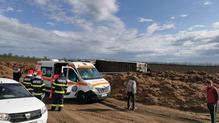 Strivit de remorcă, în timp ce răsturna îngrășământ pe câmp, la Ivești! A fost transportat de urgență la Bârlad!