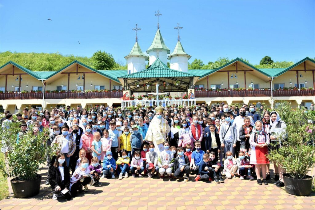 Eveniment memorabil! Episcopul Hușilor s-a întâlnit cu copiii participanți în proiectul „Luna pastorației copiilor și tinerilor”! 1 eph 0802 optimized