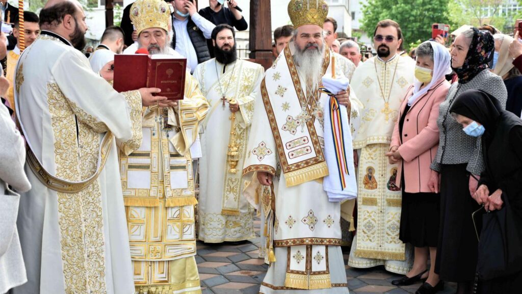 Arhiepiscopul Tomisului și Episcopul Hușilor au sfințit pictura bisericii „Sfântul Mina” din Vaslui. Mii de credincioși, la sfințire! 2 eph 7582 optimized