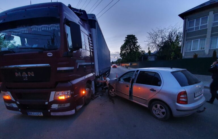 ACUM – TIR din Republica Moldova, implicat într-un accident rutier la Huși! Puteau fi victime!