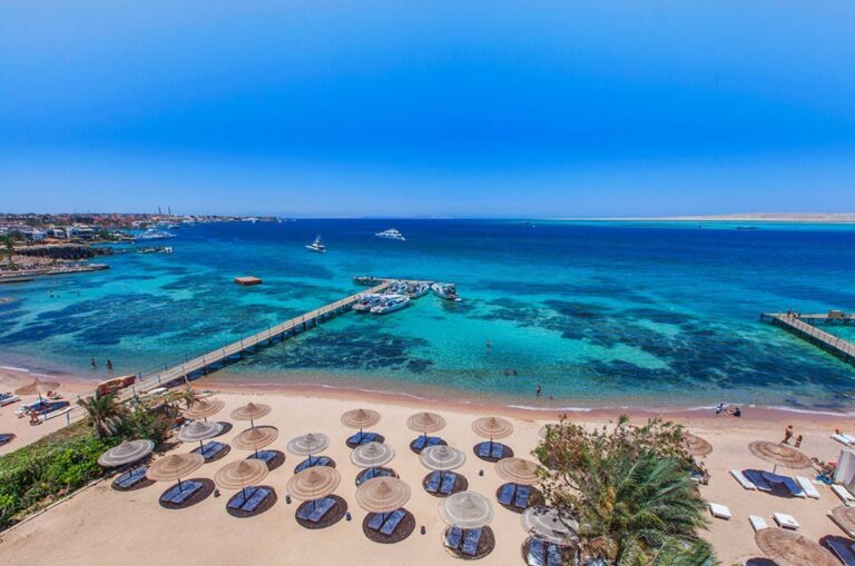 Sute de vasluieni au luat cu asalt stațiunea Hurghada, Egipt! Unii s-au întors nemulțumiți, văzând sărăcia de acolo!
