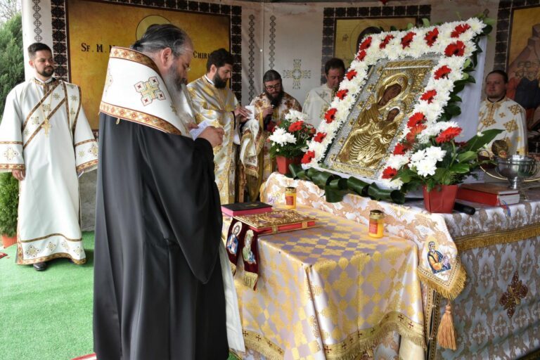 Minunea de la Feresti! O copie a celebrei icoane “Portãrita”, de pe muntele Athos, a ajuns la biserica din acest sat!