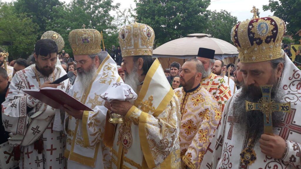 Emoție și BUCURIE! ÎPS Teodosie, Arhiepiscopul Tomisului, a vizitat capela din curtea DGASPC Vaslui, la doi de la sfințire! 3 ips teodosie parintele damian