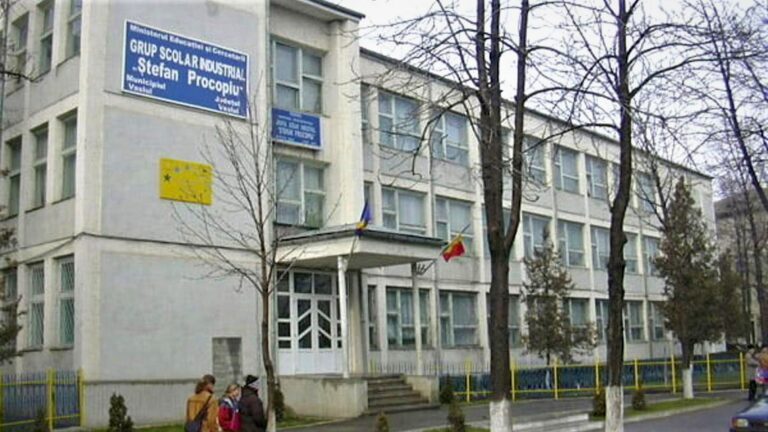 Cea mai tristă zi pentru sute de dascăli vasluieni! Mulți au plâns, când au primit fluturașii de salarii!