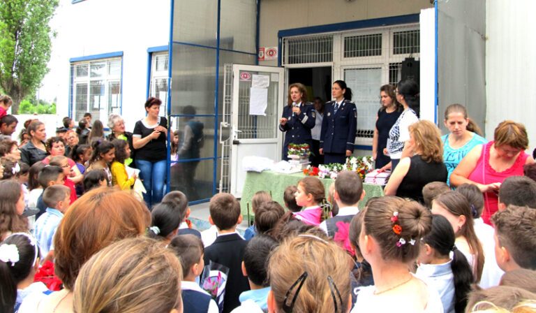 Guvernul a decis! Pãrintii vor putea fi alãturi de copii, la serbãrile de sfârsit de an, doar vaccinati sau cu test negativ