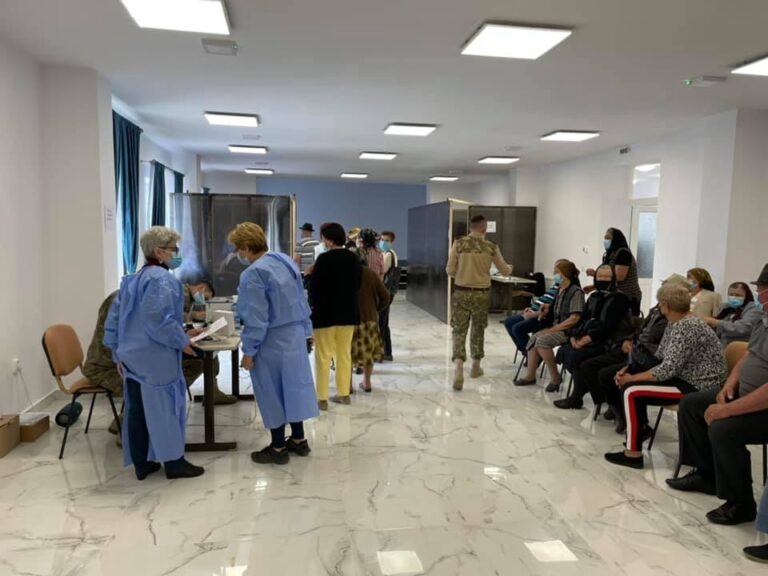 Vetrisoaia este „fruncea”! Sute de sãteni se vaccineazã anticovid