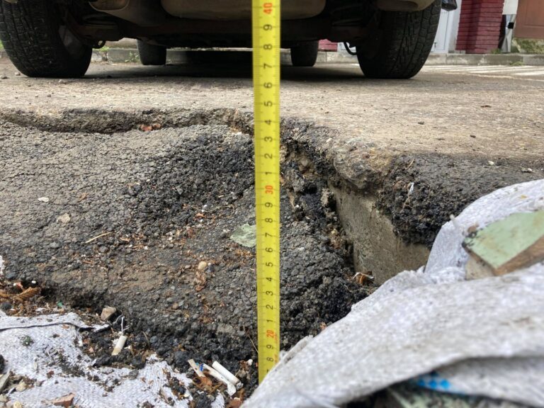 Capcane în asfaltul din Vaslui! Groapă de peste 30 de cm adâncime în zona Gării!
