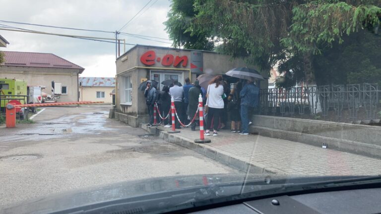 Bătaia de joc a E-on nu are limite! Întreruperi repetate de curent și cozi infernale la ghișee