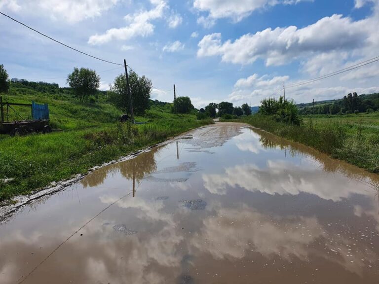 FOTO Canalele Veneției, la Vaslui? Nici vorbă! Este drumul județean Bălteni-Oșești, un imens lac de acumulare!