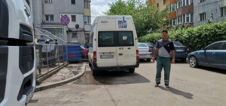 Un șofer nesimțit a blocat autogunoierele din zona Traian! A fost chemată Poliția!