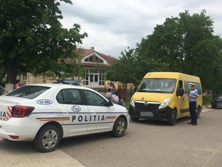 Politistii au luat la puricat microbuzele scolare si cele de persoane. Sapte dintre ele au rãmas fãrã plãcutele de înmatriculare