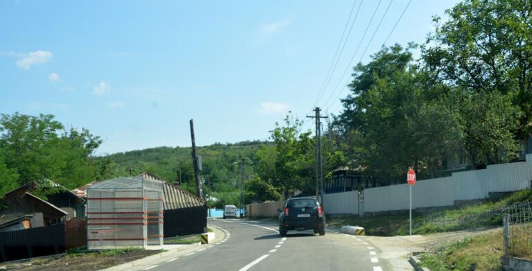 Un nou cartier, trotuare si pistã de biciclete sunt proiectele de suflet ale primarului Iulian Lazãr de la Muntenii de Jos