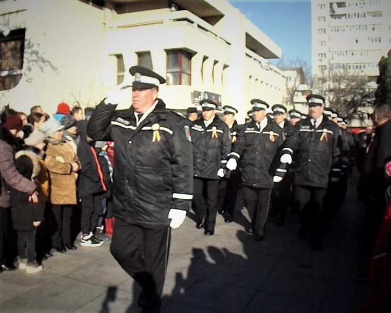 Polițiștii locali din Vaslui, chemați la un caz de tulburare a liniștii publice! Au rămas blocați, când au ajuns la apartament!