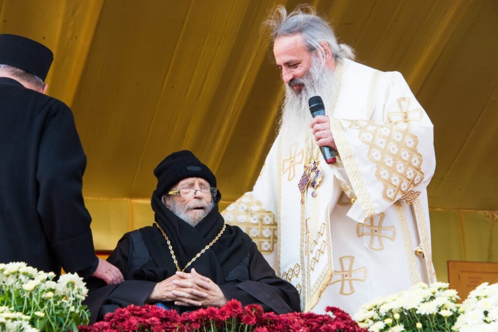 Duhovnicul Mina Dobzeu, comemorat la Huși, sâmbătă! Simpozion național, începând cu ora 9.15, la Episcopia Hușilor! 1 Parintele Mina Dobzeu decorat de IPS Teofan la hram Sfanta Parascheva Iasi 2017 foto tudorel rusu 1617x1080 1