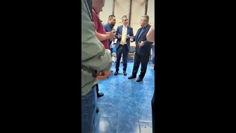 VIDEO Liberalii lui Tătaru cuprinși de disperare. Scene incredibile la Bârlad, membrii de la Murgeni au fost dați afară din cabinetul parlamentar al deputatului Nelu Tătaru