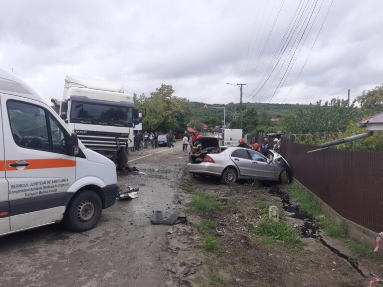 FOTO Șoferiță de 19 ani, implicată în gravul accident de la Zorleni! A ajuns la spitalul de la Bârlad, la Urgențe!