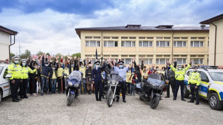 Motociclisti si politisti cu suflet mare! Cadouri pentru copiii Centrului Scolar pentru Educatie Incluzivã Negresti