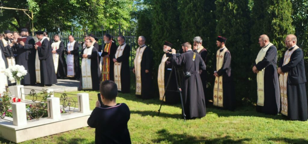 ACUM Slujba de pomenire la mormântul pãrintelui Mina Dobzeu! 3 WhatsApp Image 2021 06 05 at 09.28.04 1