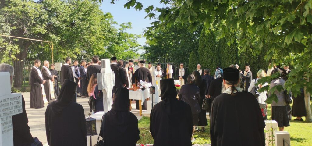 ACUM Slujba de pomenire la mormântul pãrintelui Mina Dobzeu! 2 WhatsApp Image 2021 06 05 at 09.28.04