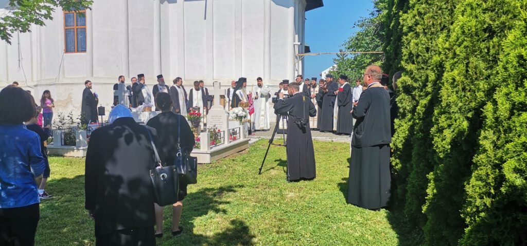 ACUM Slujba de pomenire la mormântul pãrintelui Mina Dobzeu! 4 WhatsApp Image 2021 06 05 at 09.33.56