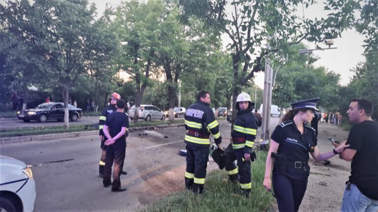 Primele IMAGINI de la locul accidentului din zona Rulmenți Bârlad! O mașină a distrus tot ce a întâlnit în drum!