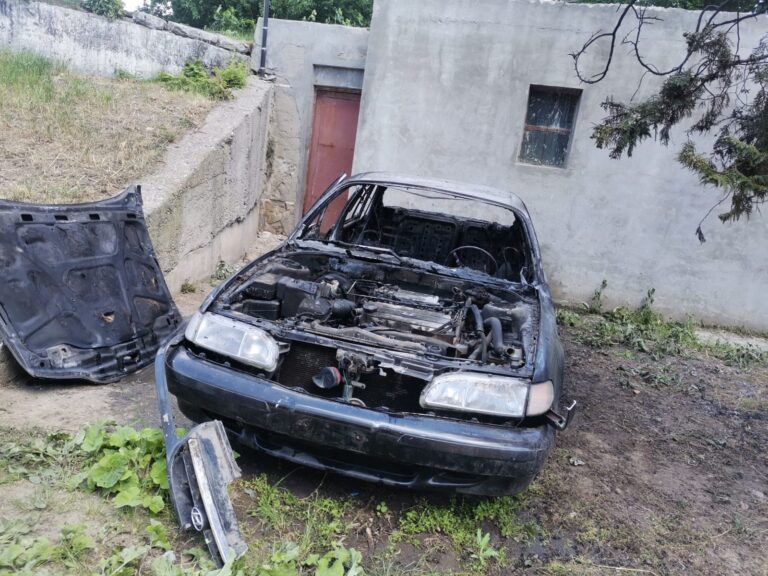 Un autoturism a ars ca o tortã la Bârlad
