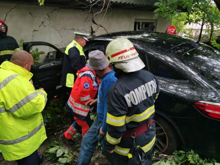 Accident grav la Ivesti. Un autoturism a ricosat într-o casã
