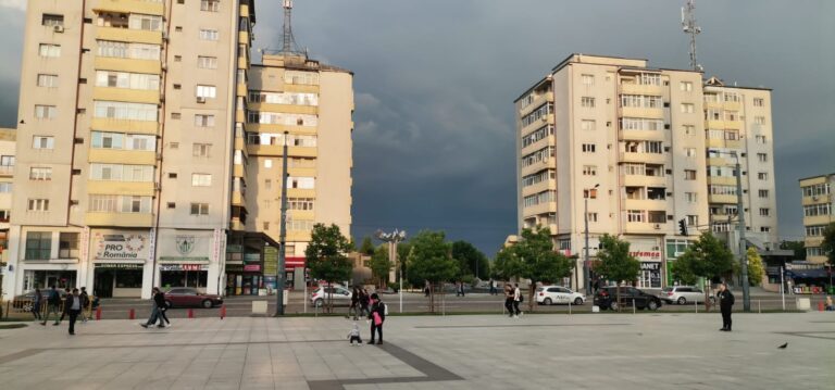 Vin nori negri peste Vaslui! Se anuntã o ploaie torentialã!