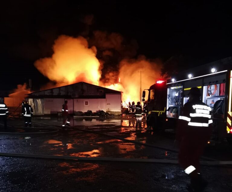 VIIDEO ACUM Arde Bârladul! Depozite întregi și mașini, mistuite de flăcări în zona Gării Bârlad! Sunt sute de pompieri din tot județul la fața locului! Primarul Bârladului, prezent în zonă!