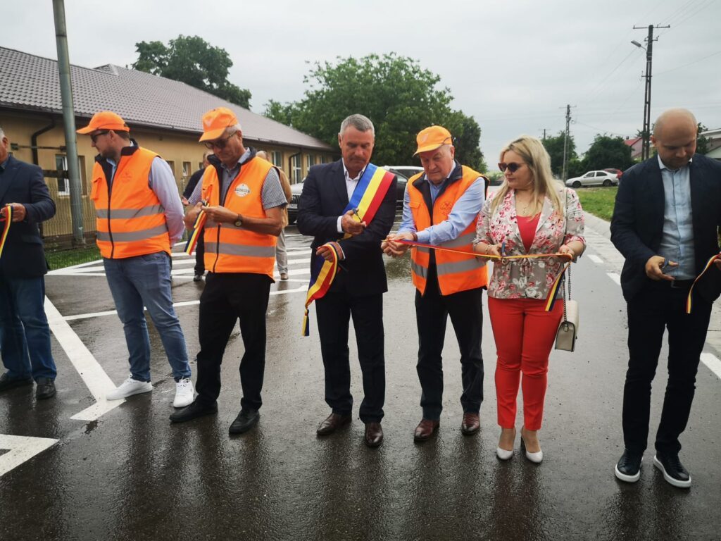 Dupã 30 de ani de pauzã, la Cretesti, Viacons Rutier taie panglica primului drum comunal asfaltat 1 WhatsApp Image 2021 06 18 at 17.36.40
