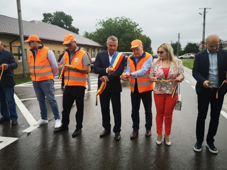 Dupã 30 de ani de pauzã, la Cretesti, Viacons Rutier taie panglica primului drum comunal asfaltat