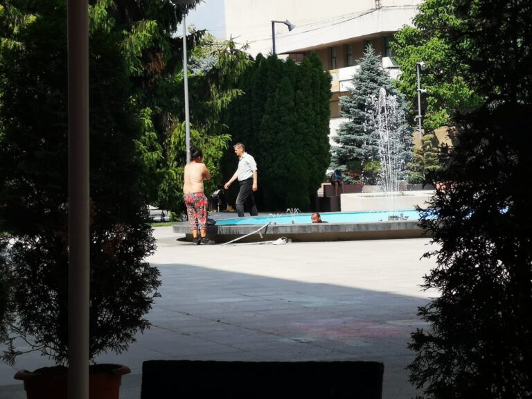 Cum se răcoresc vasluienii în fântânile arteziene din centrul orașului