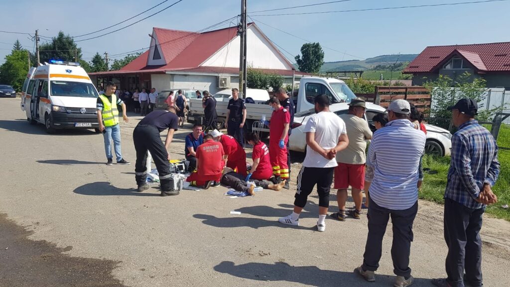 Primele imagini de la locul DEZASTRULUI de la Rădeni! Un om se zbate între viață și moarte! 1 accident radeni
