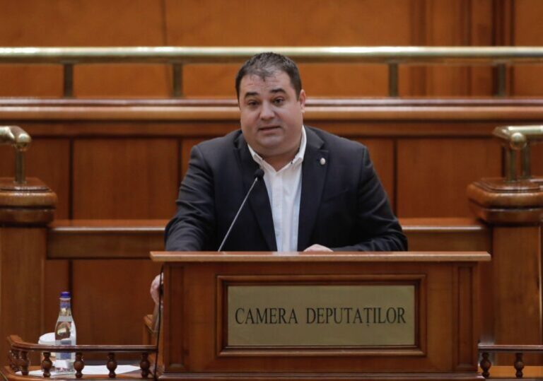 VIDEO Deputatul Solomon i-a scos la tablă pe liberali, în Parlamentul României! ”Halal, capitaliști! Halal, Partid Național Liberal! Ați băgat oameni în pușcării”, a tunat deputatul vasluian